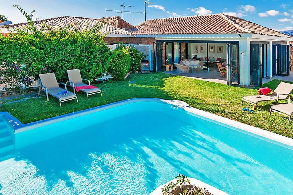 einen Pool im Hinterhof eines Hauses in der Unterkunft Ferienhaus mit Privatpool für 4 Personen ca 125 m in Maspalomas, Gran Canaria Südküste Gran Canaria in Maspalomas