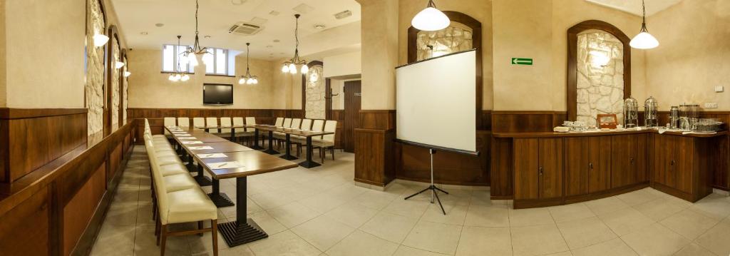 Telewizja i/lub zestaw kina domowego w obiekcie Hotel Downtown Kraków