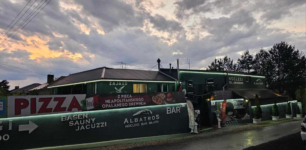 un vagone ferroviario verde parcheggiato sul lato di una strada di ZAJAZD ALBATROS Rzeszow a Rzeszów