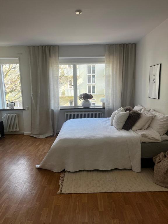 a bedroom with a large white bed and a window at City Apartment Central in Malmö