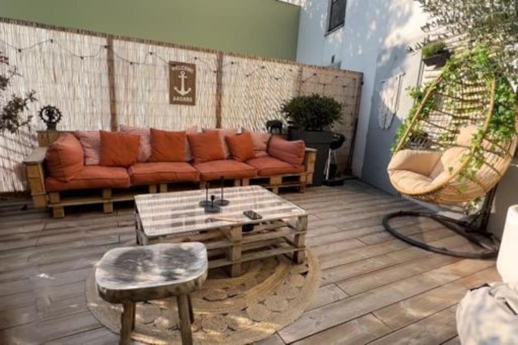 un soggiorno con divano e tavolino da caffè di Le Clara Chic - 1 Chambre - Balcon - 4 Personnes - Cosy a Boulogne-Billancourt