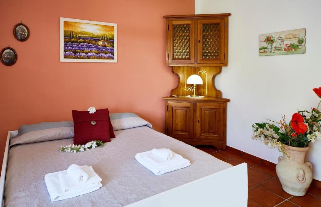 ein Schlafzimmer mit einem Bett mit zwei Handtüchern darauf in der Unterkunft Ferienwohnung für 4 Personen ca 70 m in Giungano, Kampanien Cilento in Giungano