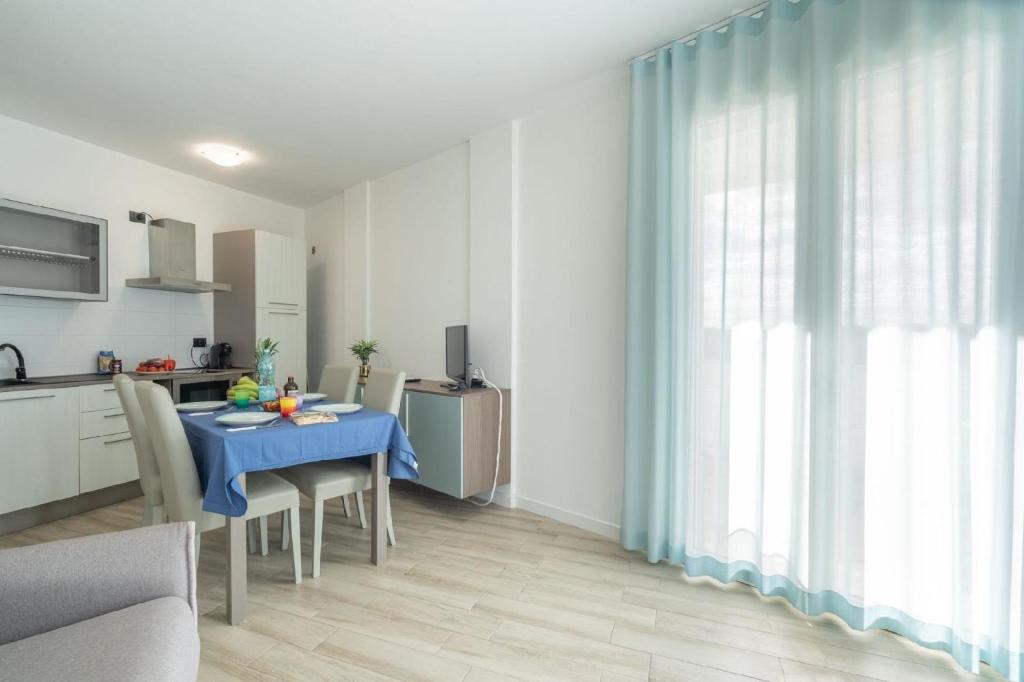een keuken en eetkamer met een blauwe tafel in een kamer bij Ferienwohnung für 2 Personen ca 35 qm in Alghero, Sardinien Sassarese in Alghero
