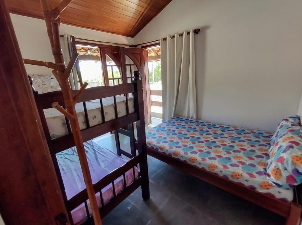 Katil atau katil-katil dalam bilik di Casa aconchegante no Peró