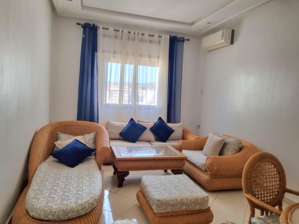 - un salon avec un canapé, des chaises et une fenêtre dans l'établissement Tanger Malabata, à Tanger