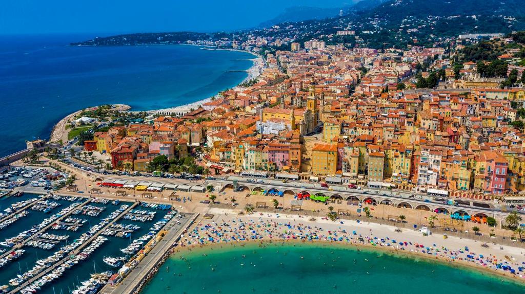 una vista aerea di una città con un porto di MENTON # MONACO - F1 GP - 4 PERSONS - SEA VIEW - NEW - PARKING - CLIM - PREMIUM - BEACH and SUN a Mentone
