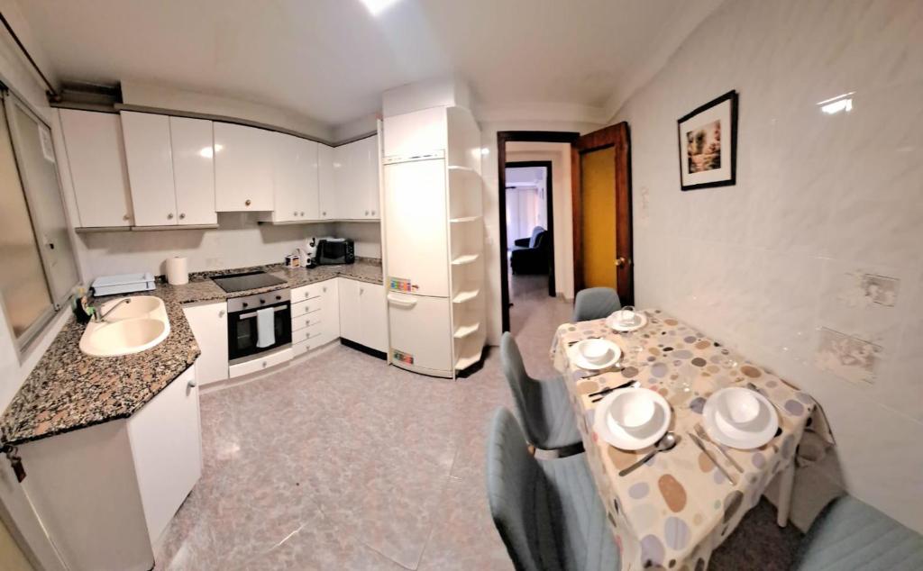 Una cocina con una mesa y sillas en una habitación. en Gabriella Apartment Near the beach, en Puerto Sagunto