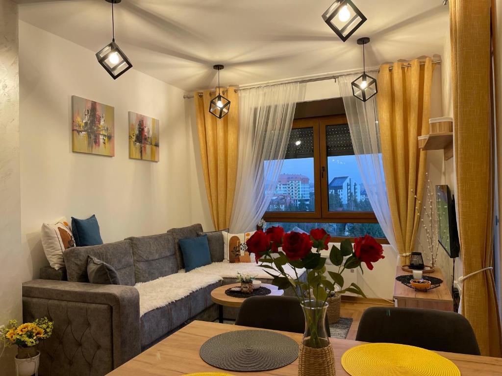 兹拉蒂博尔West Residence - Panorama lux & Spa的客厅里有一张沙发和一张桌子。