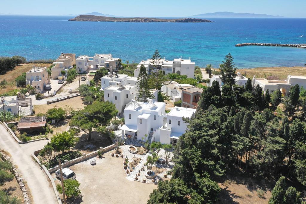 una vista aérea de un pueblo blanco junto al océano en Kiki's apartment veranda dream, en Chrissi Akti