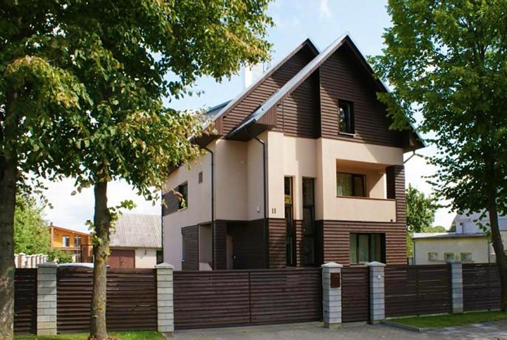 シュヴェントイにある11 Zuvedruの木塀の家