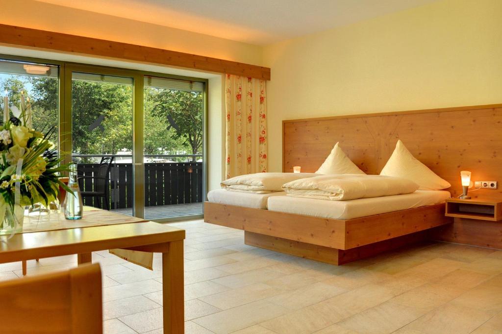 Postel nebo postele na pokoji v ubytování Allgäu-Hotel-Elbsee