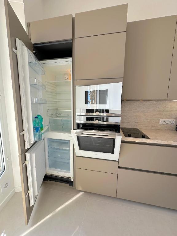 Cucina o angolo cottura di MENTON # MONACO - F1 GP - 4 PERSONS - SEA VIEW - NEW - PARKING - CLIM - PREMIUM - BEACH and SUN