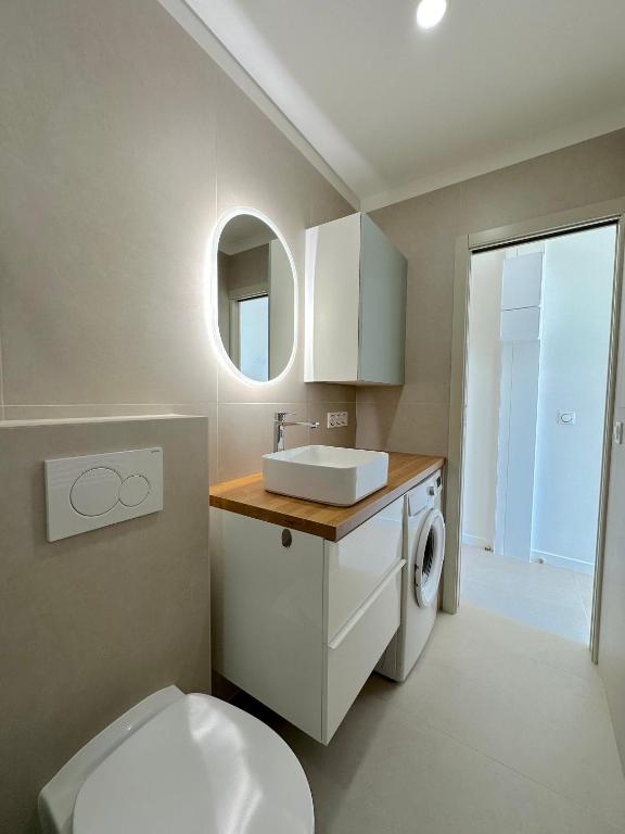 un bagno con un water bianco e un lavandino di MENTON # MONACO - F1 GP - 4 PERSONS - SEA VIEW - NEW - PARKING - CLIM - PREMIUM - BEACH and SUN a Mentone