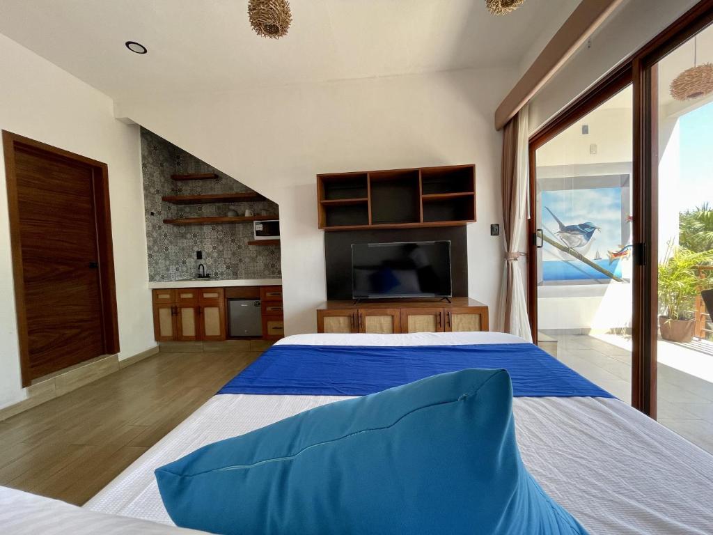 1 dormitorio con 1 cama grande y TV en Estancia del Agua Luxury View, en Xul-Ha