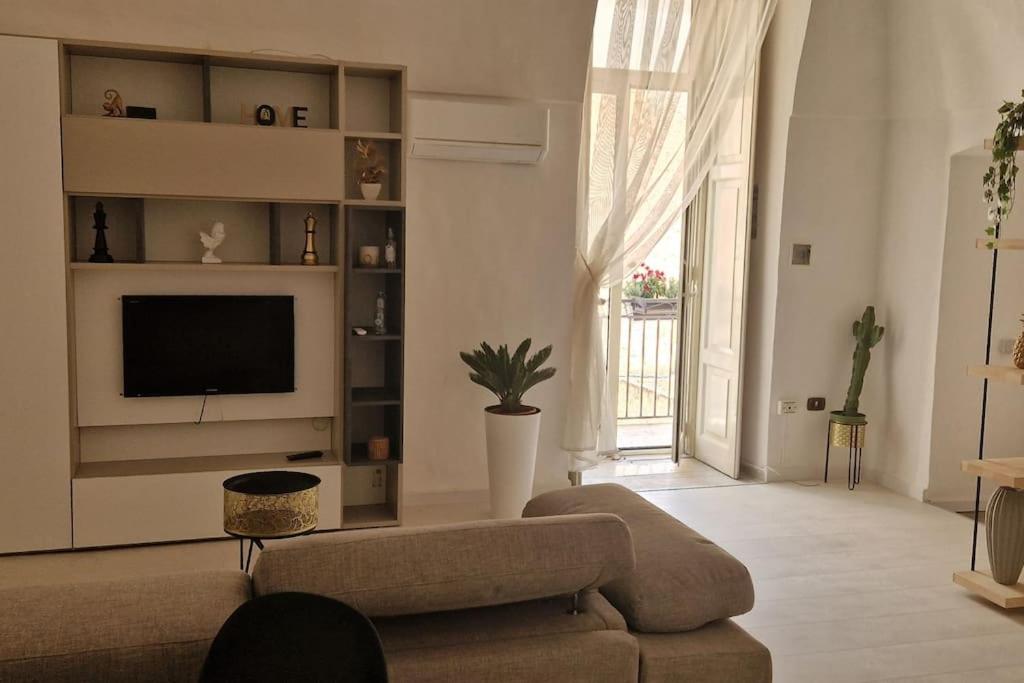 ein Wohnzimmer mit einem Sofa und einem TV in der Unterkunft Suite 37 - Casa vacanza per goderti il mare in Bisceglie