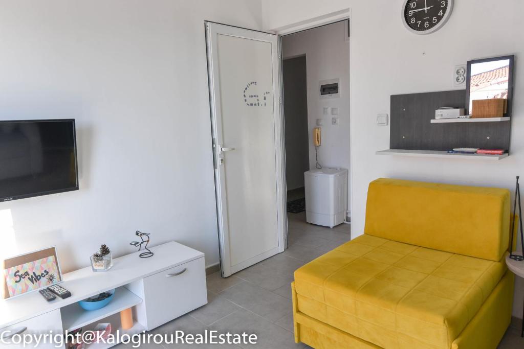 TV a/nebo společenská místnost v ubytování New Apartment Nea Kalikratia Chalkidiki near beach