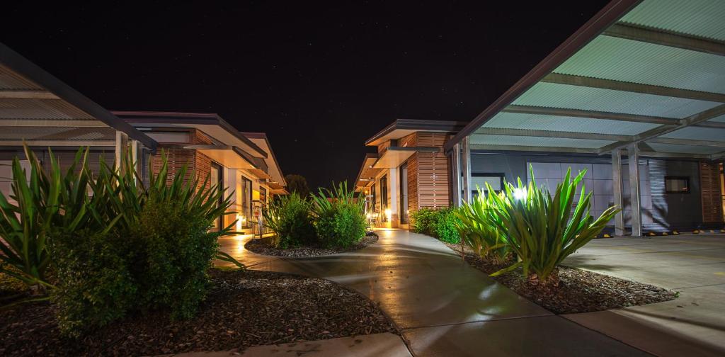 Un jardín fuera de Room Motels Kingaroy