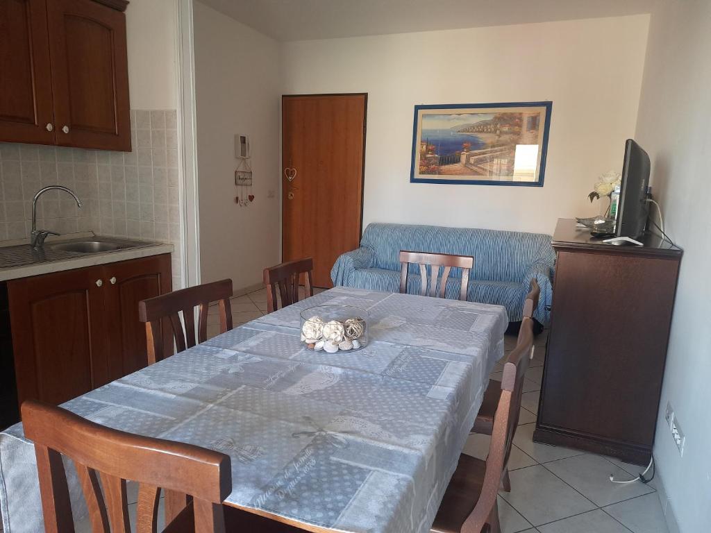 une cuisine avec une table et un chiffon bleu dans l'établissement Casa Amathia, à Sabaudia