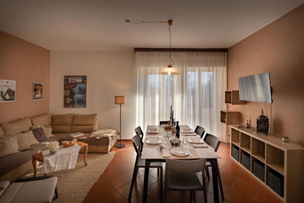 uma sala de estar com uma mesa longa e um sofá em Ferienwohnung für 6 Personen ca 105 qm in Lucca, Toskana Provinz Lucca em Lucca