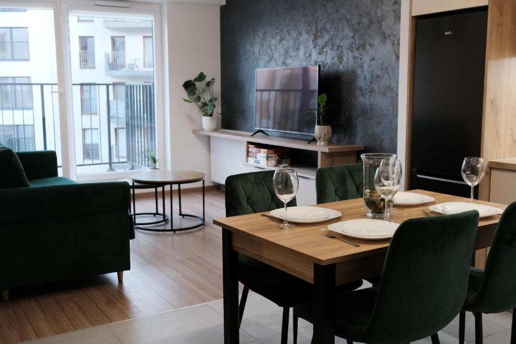 jadalnia ze stołem i kieliszkami do wina w obiekcie Apartments Space and More, Dmowskiego - 20 minut do RYNKU, Self Check-In 24H, Parking we Wrocławiu