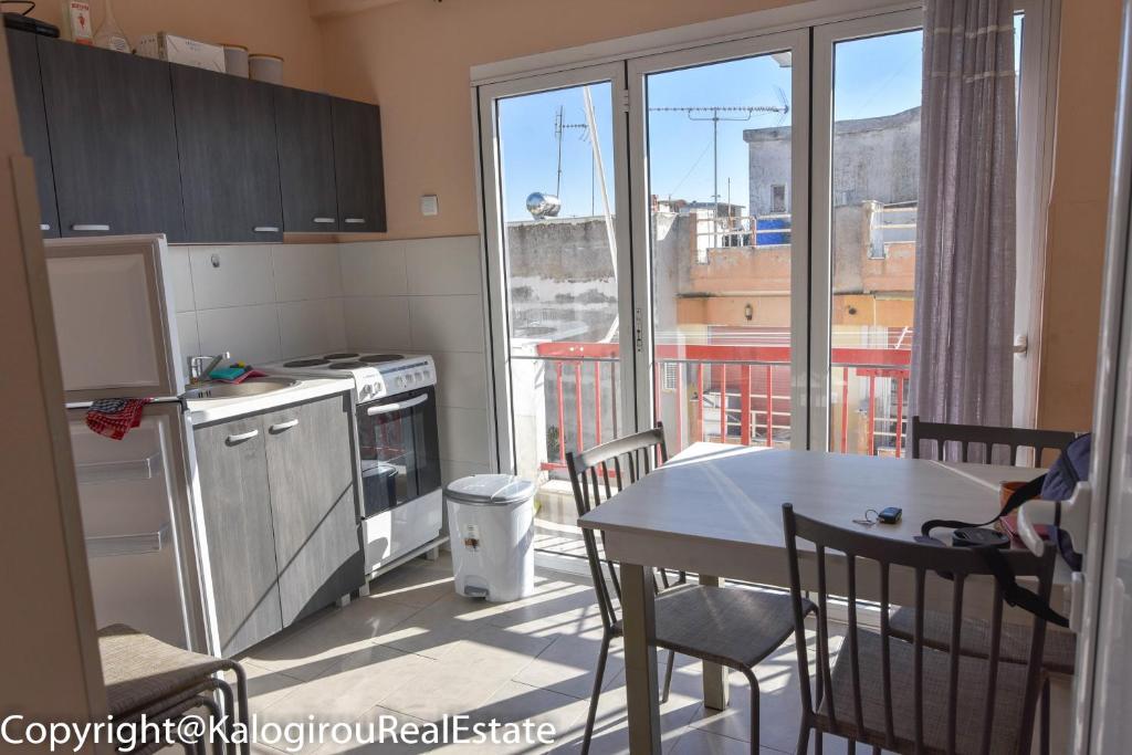 Kuchyň nebo kuchyňský kout v ubytování New Apartment Nea Kalikratia Chalkidiki near beach