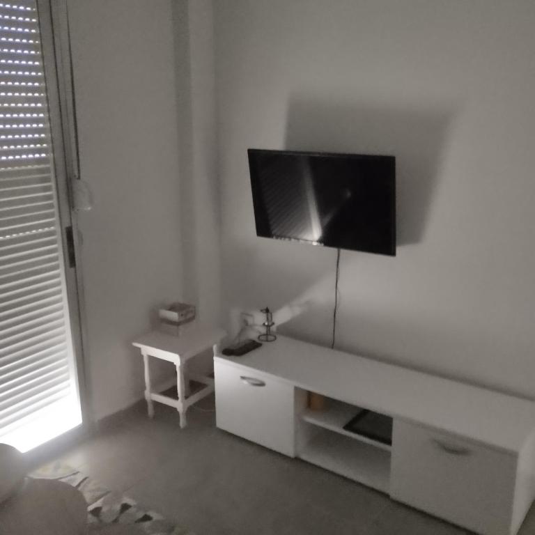 TV a/nebo společenská místnost v ubytování New Apartment Nea Kalikratia Chalkidiki near beach