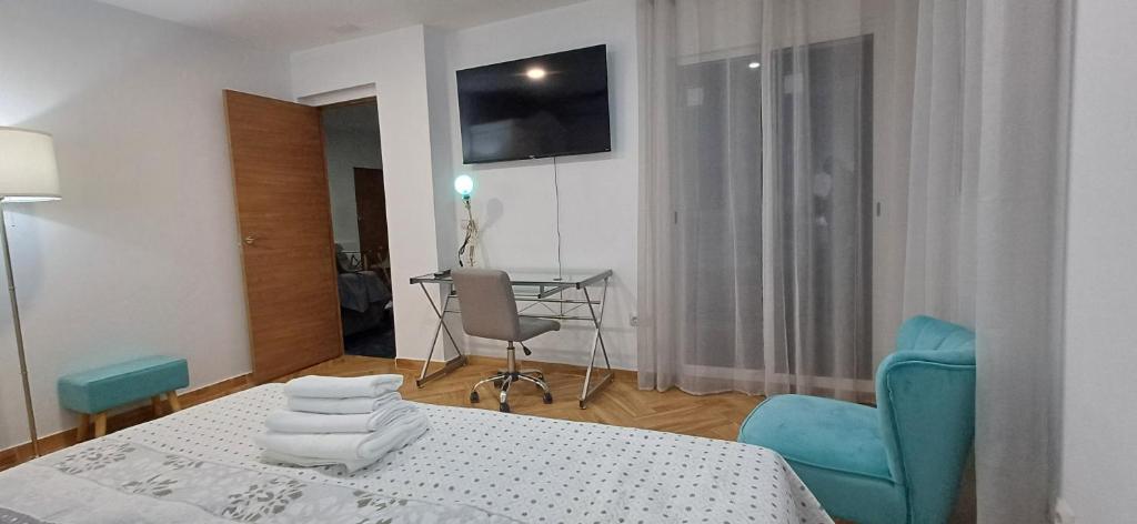 um quarto com uma cama, uma mesa e cadeiras em Ático en arenas de malaga em Arenas