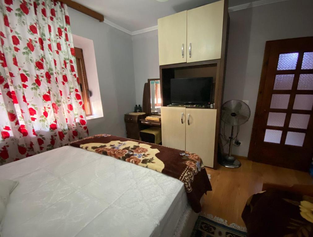Postel nebo postele na pokoji v ubytování Kruja Shared Apartment