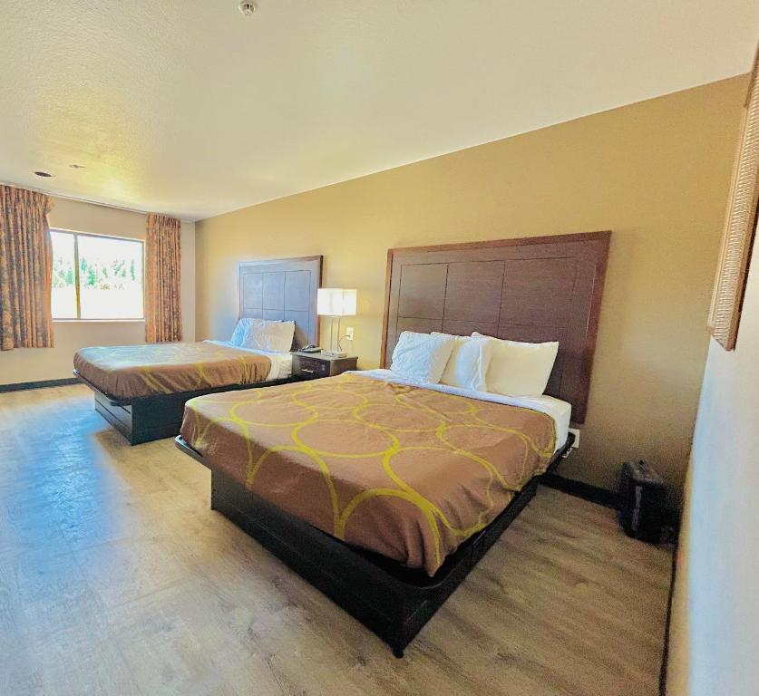 En eller flere senger på et rom på Super 8 by Wyndham Williams West Route 66 - Grand Canyon Area