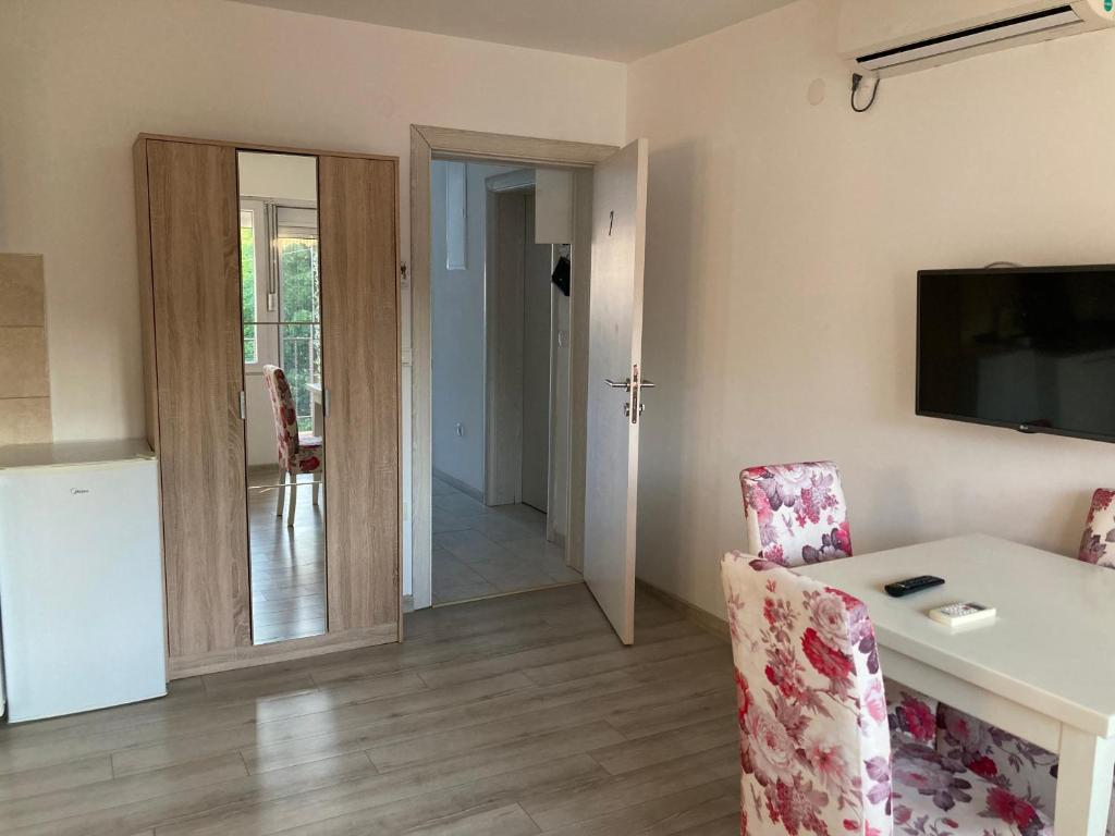 A television and/or entertainment centre at Budva, Jaz, apartmani DIF