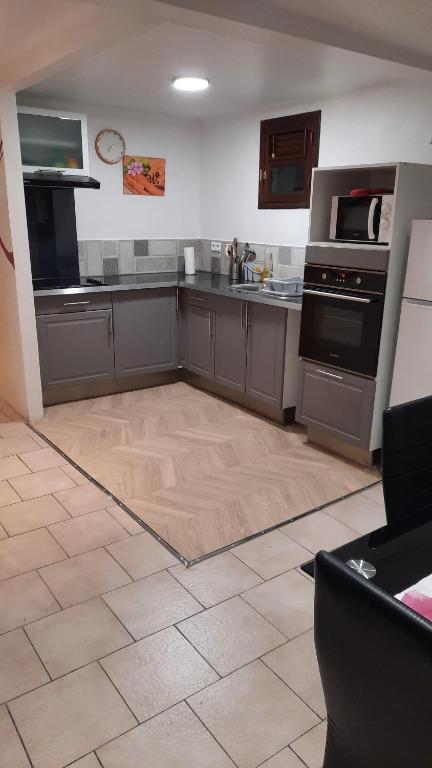 Kuchyň nebo kuchyňský kout v ubytování villa do brazil
