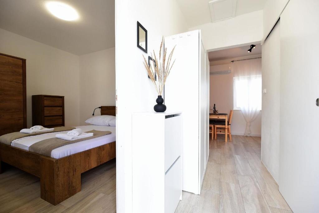 a bedroom with a bed and a room with a table at Ferienwohnung für 2 Personen 1 Kind ca 40 qm in Ljubač bei Zadar, Dalmatien Norddalmatien in Ljubač