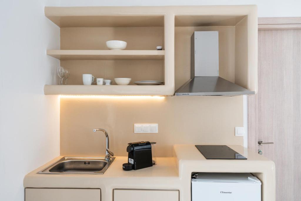 Kuchyň nebo kuchyňský kout v ubytování Bedspot Apartments Paros