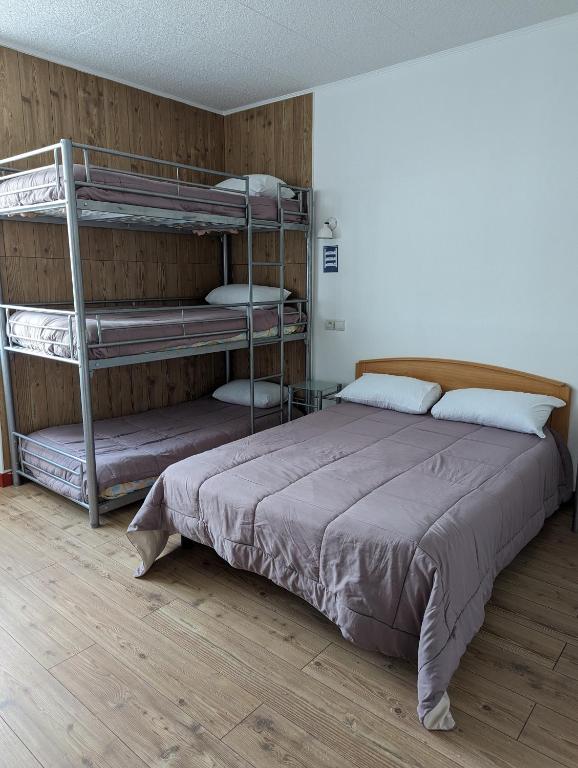 Postel nebo postele na pokoji v ubytování Auberge Des Pins