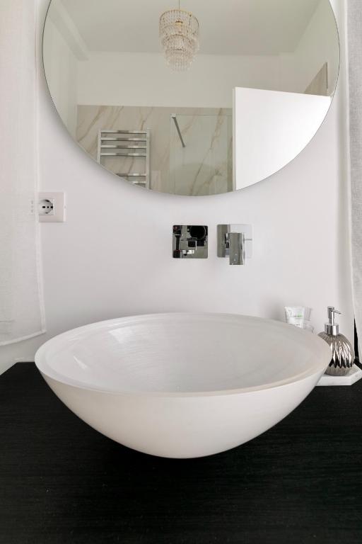 A bathroom at Suite vista mare