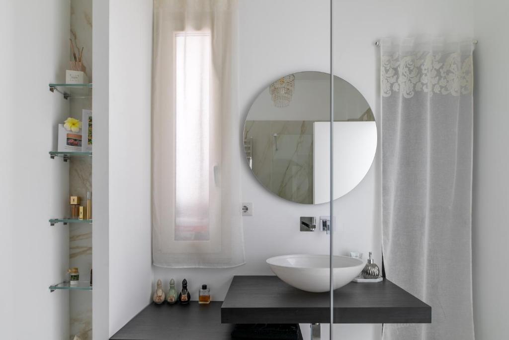 A bathroom at Suite vista mare