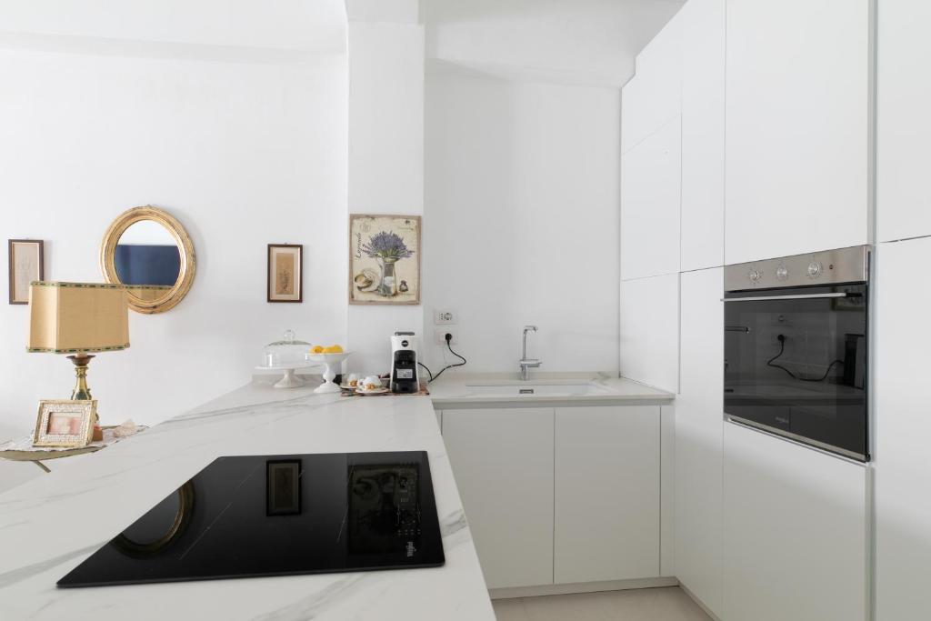 A kitchen or kitchenette at Suite vista mare