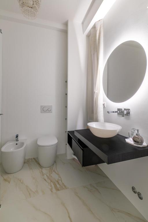 A bathroom at Suite vista mare