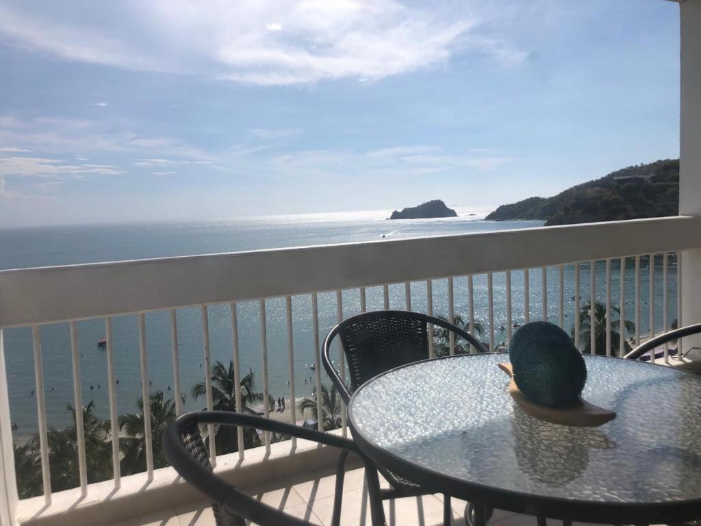 uma mesa numa varanda com vista para o oceano em Apartamento Iroka 10D frente al mar em Santa Marta
