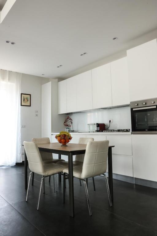 A kitchen or kitchenette at Attico vista mare