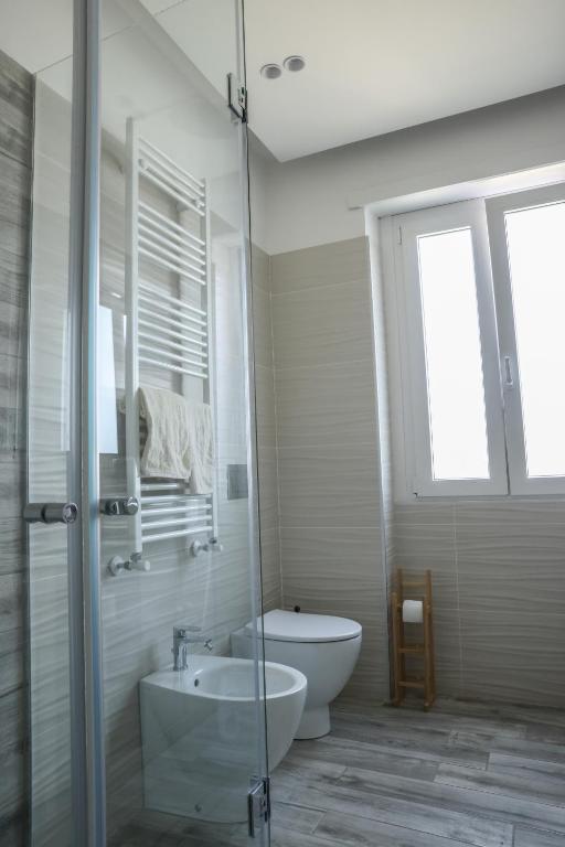 A bathroom at Attico vista mare