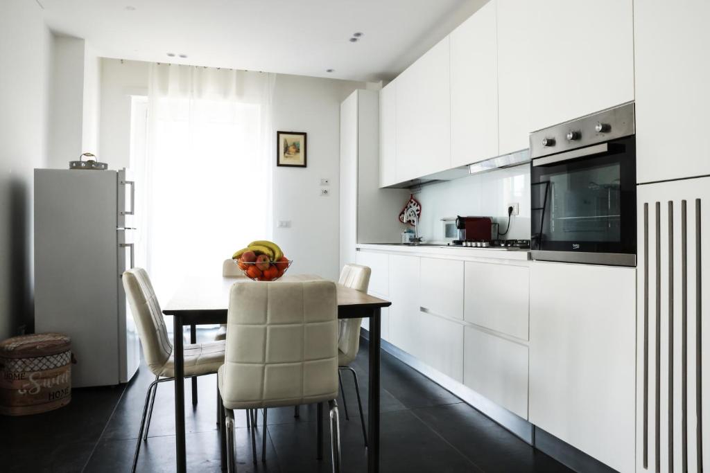 A kitchen or kitchenette at Attico vista mare