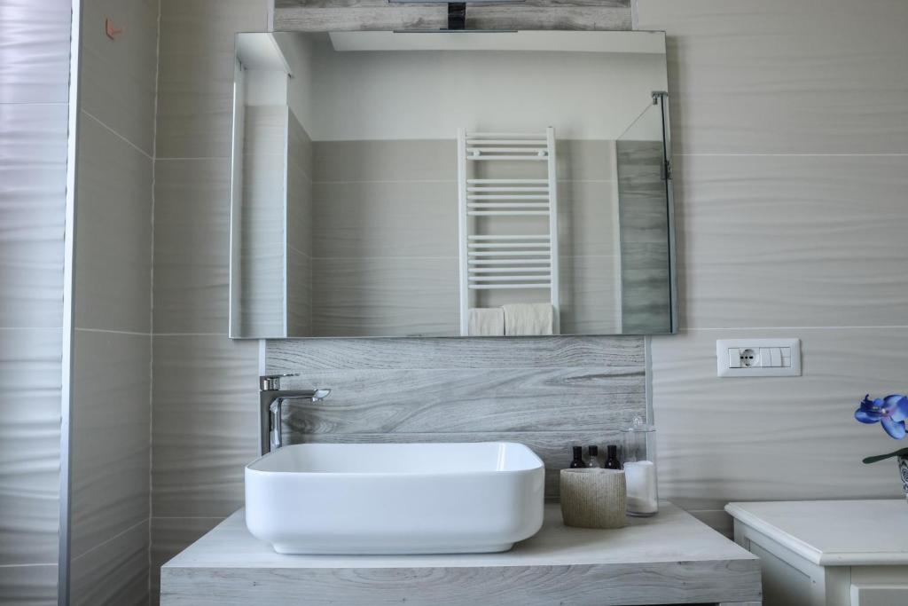 A bathroom at Attico vista mare