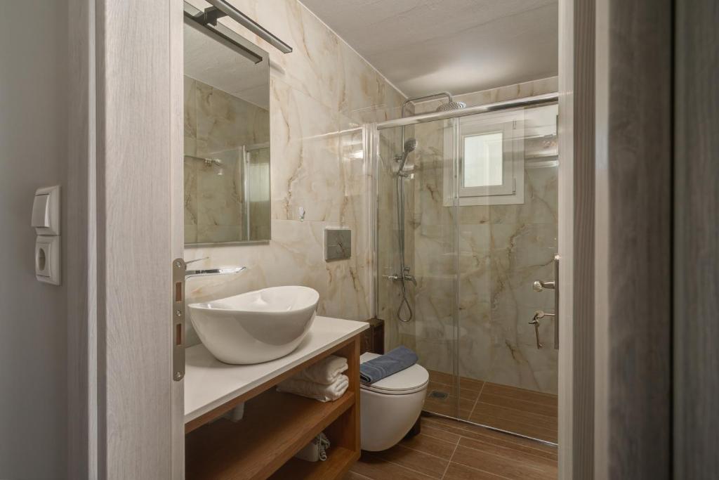 Koupelna v ubytování Molos Beachfront Apartments in Diakopto
