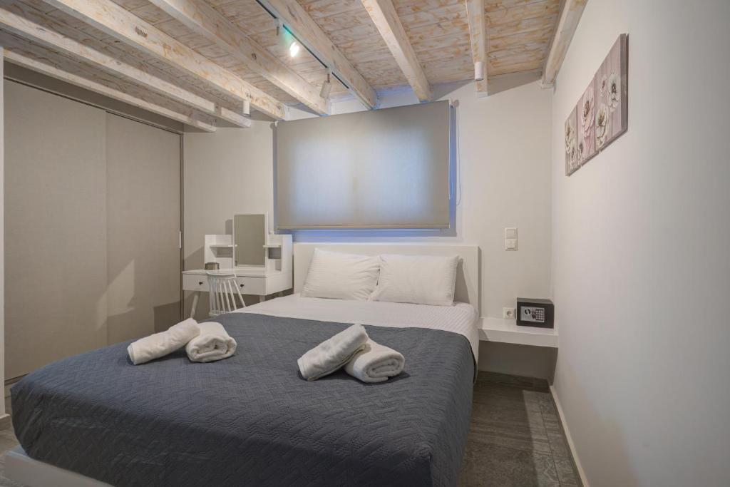Postel nebo postele na pokoji v ubytování Molos Beachfront Apartments in Diakopto
