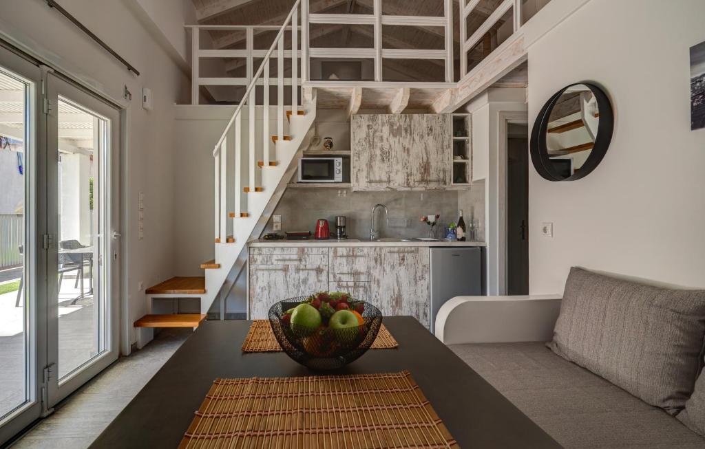uma cozinha e sala de estar com uma mesa com uma taça de fruta em Molos Beachfront Apartments in Diakopto em Diakopto
