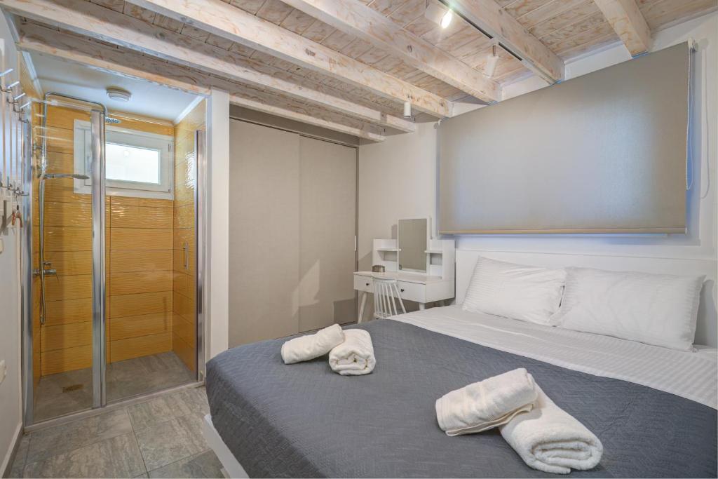 Postel nebo postele na pokoji v ubytování Molos Beachfront Apartments in Diakopto