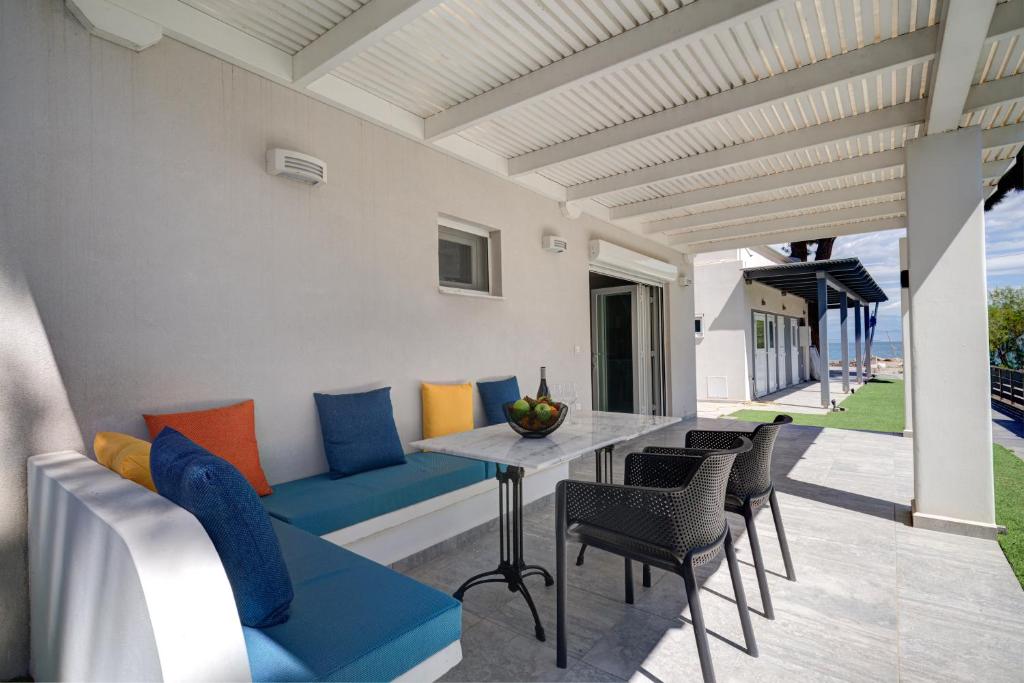 Posezení v ubytování Molos Beachfront Apartments in Diakopto