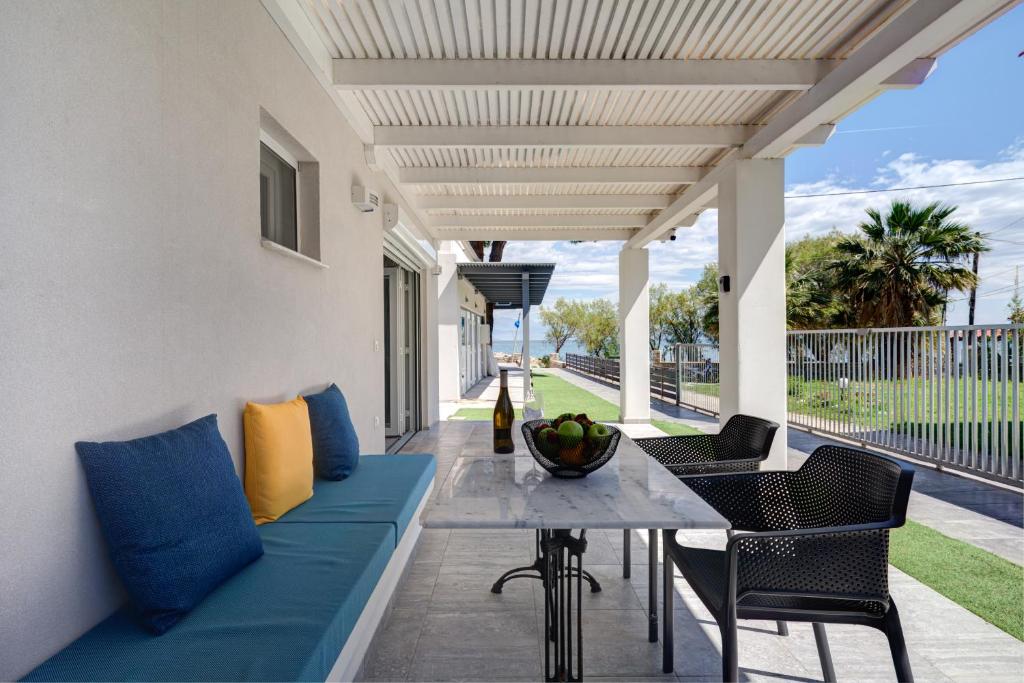 Balkón nebo terasa v ubytování Molos Beachfront Apartments in Diakopto