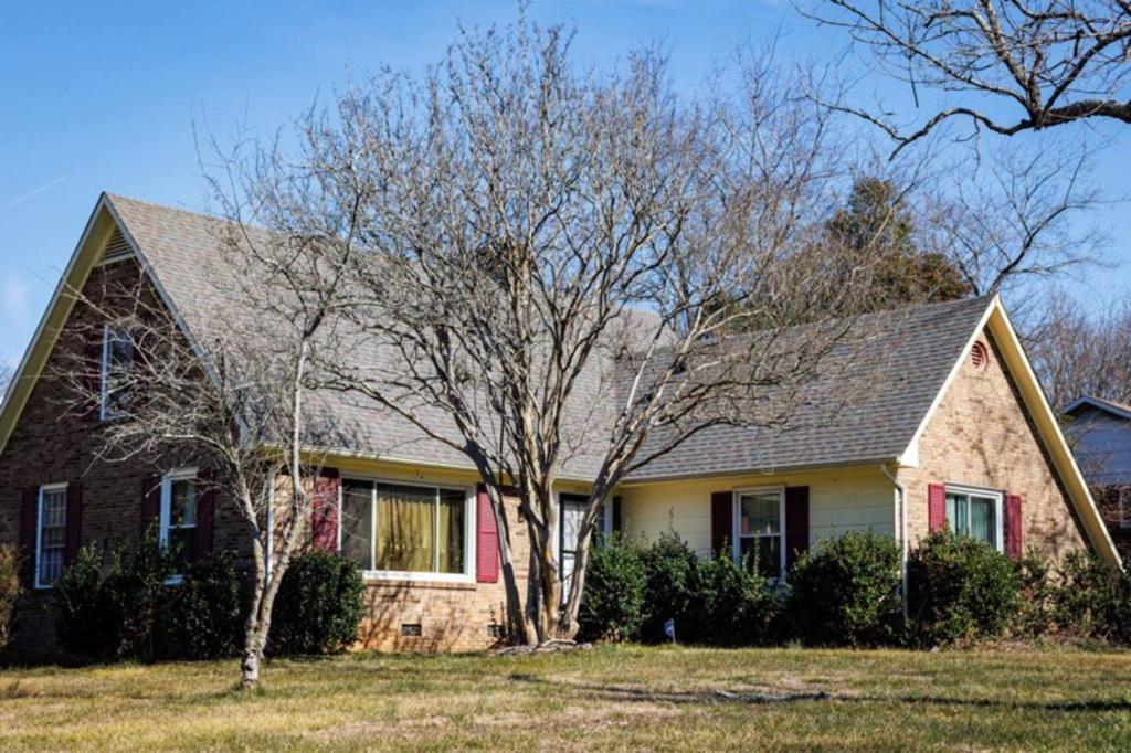 uma casa com duas árvores em frente em In the heart of the QC! em Charlotte